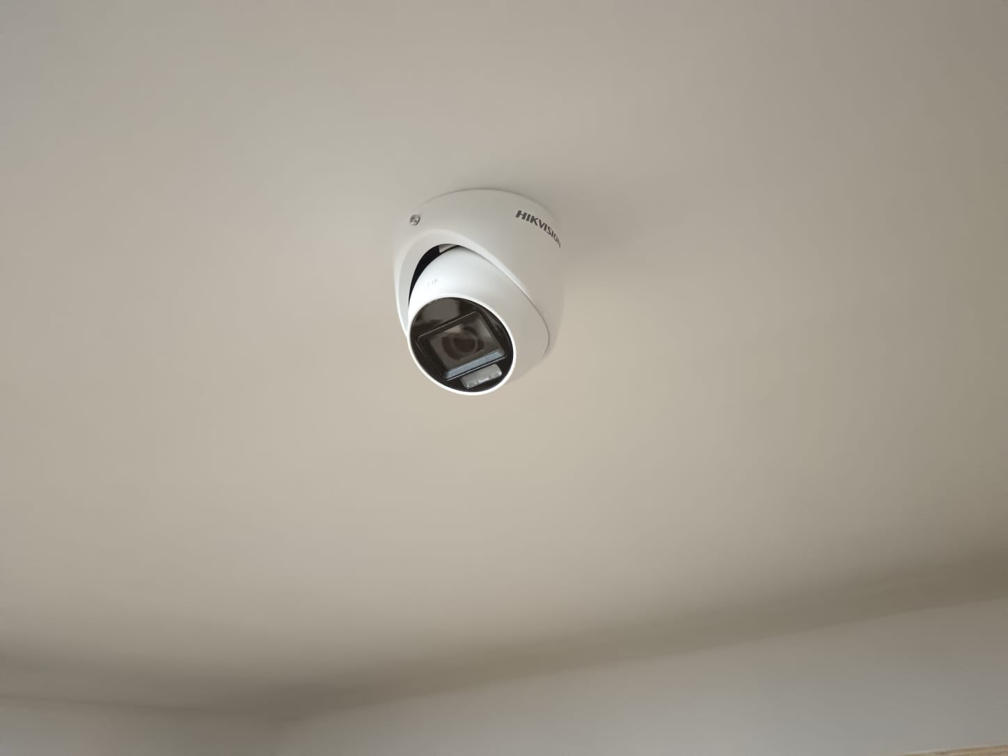 Técnico realizando instalación de cámaras de seguridad
